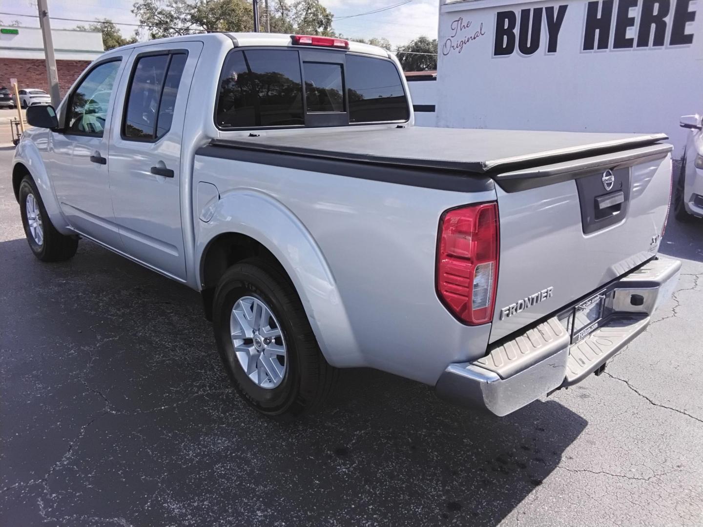 2017 SILVER /Grey Nissan Frontier SL Crew Cab 5AT 2WD (1N6AD0ER3HN) with an 4.0L V6 DOHC 24V engine, 5A transmission, located at 6112 N Florida Avenue, Tampa, FL, 33604, (888) 521-5131, 27.954929, -82.459534 - $499 down plus tax & tag. - Photo#11