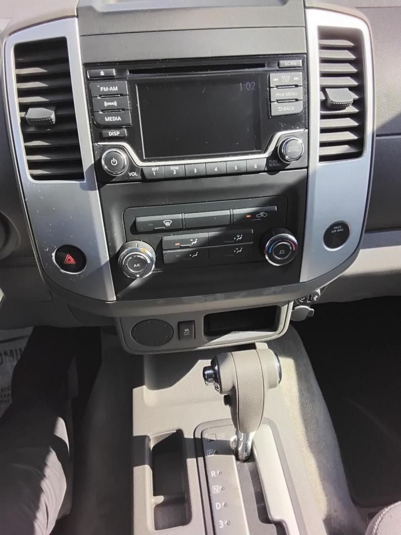 2017 SILVER /Grey Nissan Frontier SL Crew Cab 5AT 2WD (1N6AD0ER3HN) with an 4.0L V6 DOHC 24V engine, 5A transmission, located at 6112 N Florida Avenue, Tampa, FL, 33604, (888) 521-5131, 27.954929, -82.459534 - $499 down plus tax & tag. - Photo#19