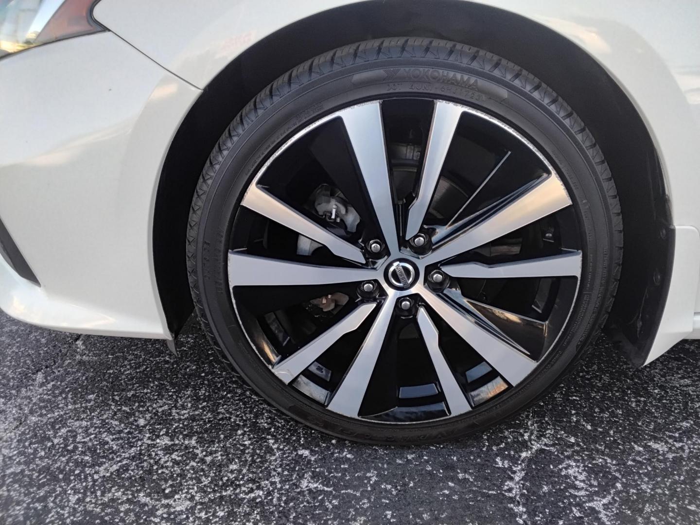 2019 White /Black Nissan Altima 2.5 SR (1N4BL4CVXKC) with an 2.5L L4 DOHC 16V engine, CVT transmission, located at 6112 N Florida Avenue, Tampa, FL, 33604, (888) 521-5131, 27.954929, -82.459534 - $499 down plus tax & tag.- Photo#13