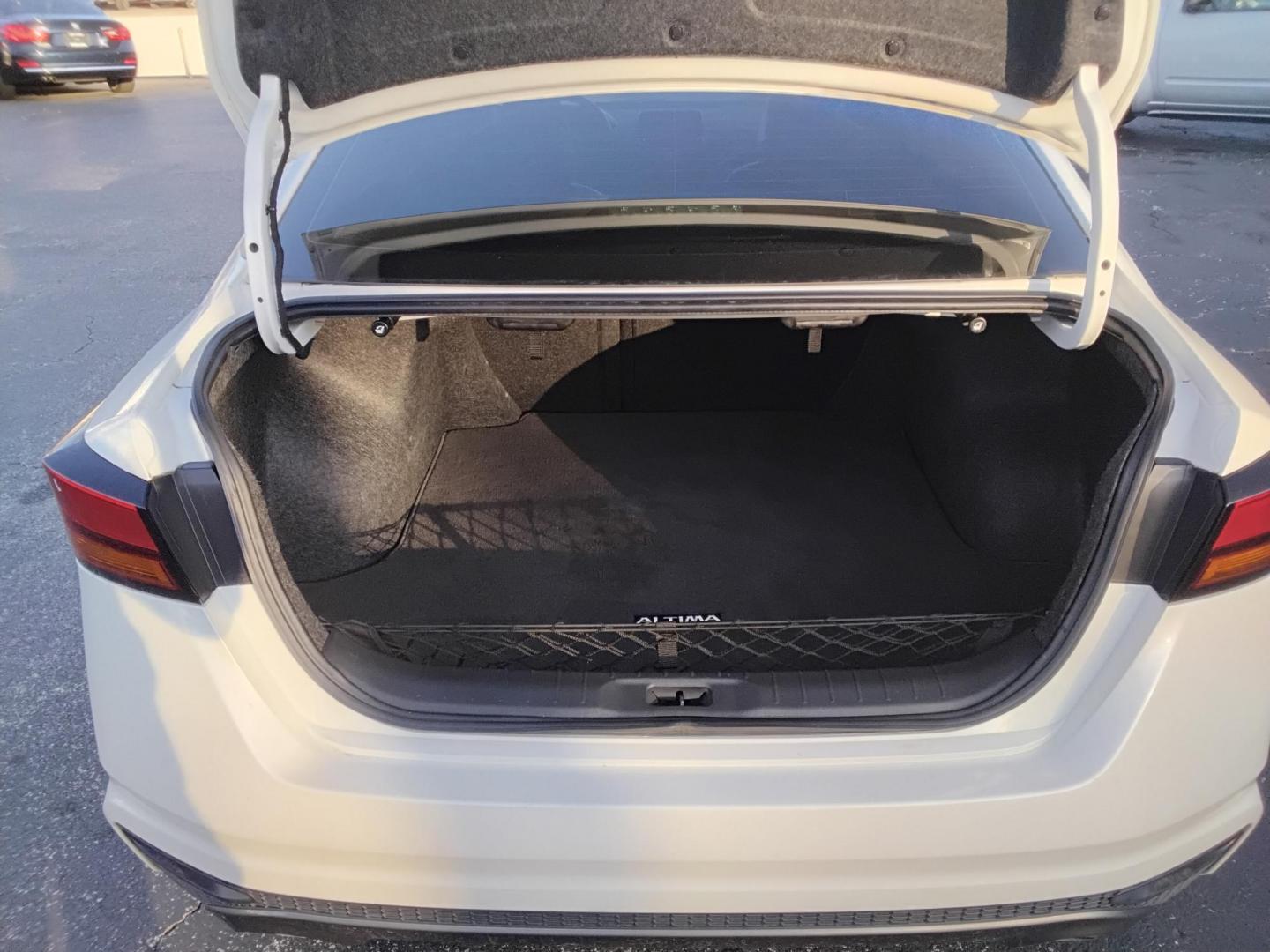 2019 White /Black Nissan Altima 2.5 SR (1N4BL4CVXKC) with an 2.5L L4 DOHC 16V engine, CVT transmission, located at 6112 N Florida Avenue, Tampa, FL, 33604, (888) 521-5131, 27.954929, -82.459534 - $499 down plus tax & tag.- Photo#8