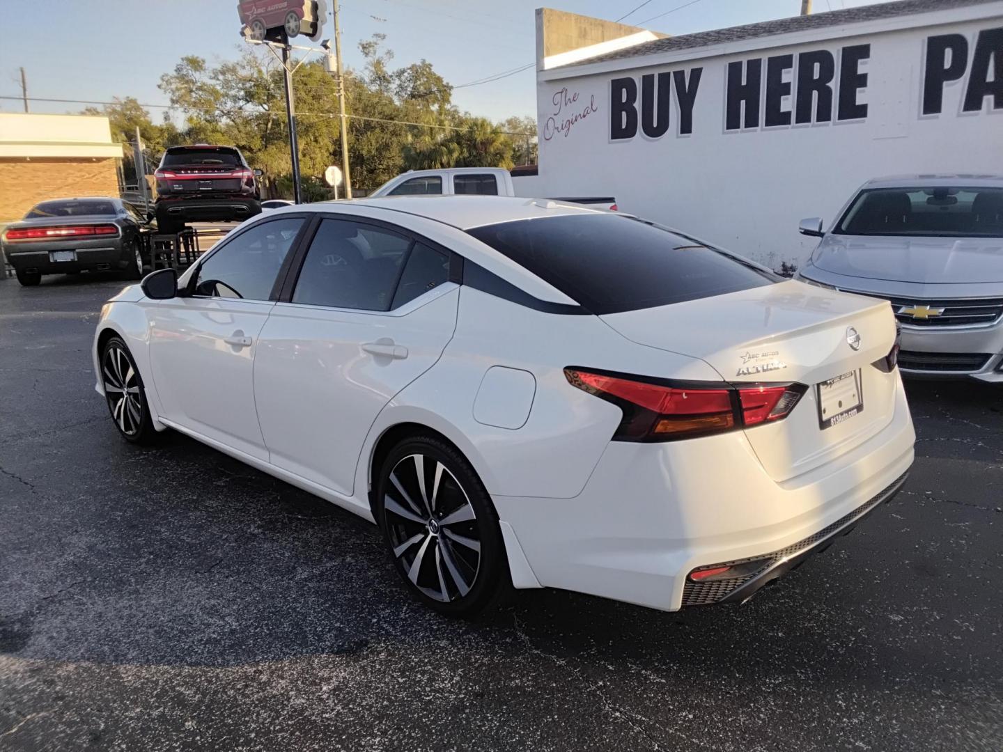 2019 White /Black Nissan Altima 2.5 SR (1N4BL4CVXKC) with an 2.5L L4 DOHC 16V engine, CVT transmission, located at 6112 N Florida Avenue, Tampa, FL, 33604, (888) 521-5131, 27.954929, -82.459534 - $499 down plus tax & tag.- Photo#5