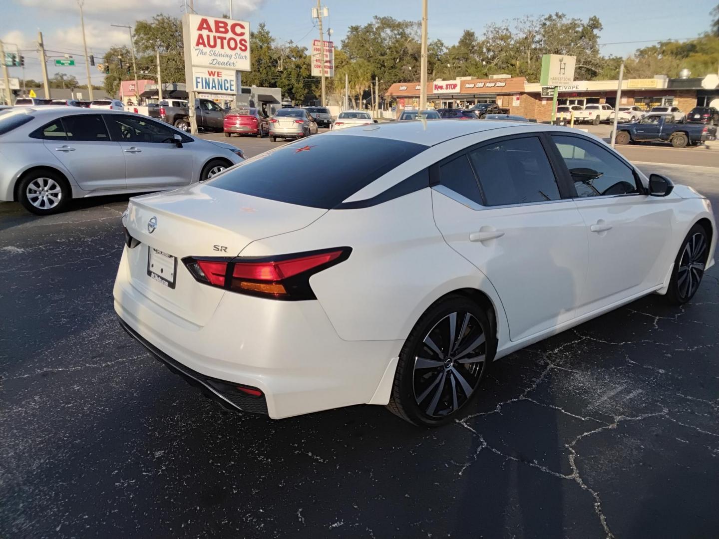 2019 White /Black Nissan Altima 2.5 SR (1N4BL4CVXKC) with an 2.5L L4 DOHC 16V engine, CVT transmission, located at 6112 N Florida Avenue, Tampa, FL, 33604, (888) 521-5131, 27.954929, -82.459534 - $499 down plus tax & tag.- Photo#6