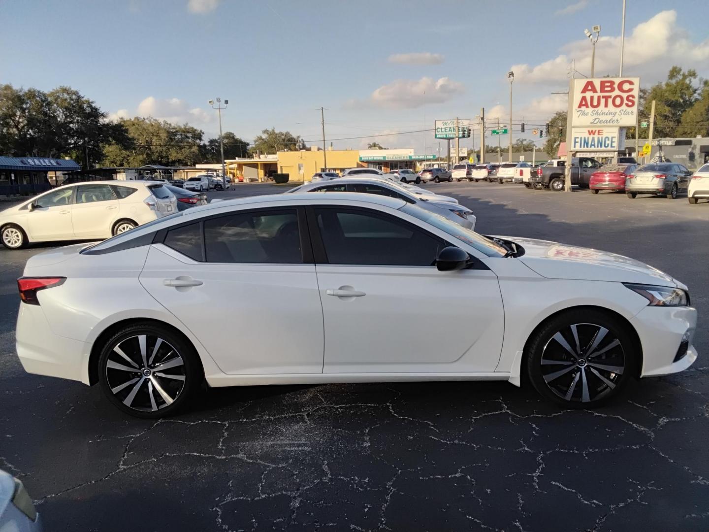2019 White /Black Nissan Altima 2.5 SR (1N4BL4CVXKC) with an 2.5L L4 DOHC 16V engine, CVT transmission, located at 6112 N Florida Avenue, Tampa, FL, 33604, (888) 521-5131, 27.954929, -82.459534 - $499 down plus tax & tag.- Photo#1