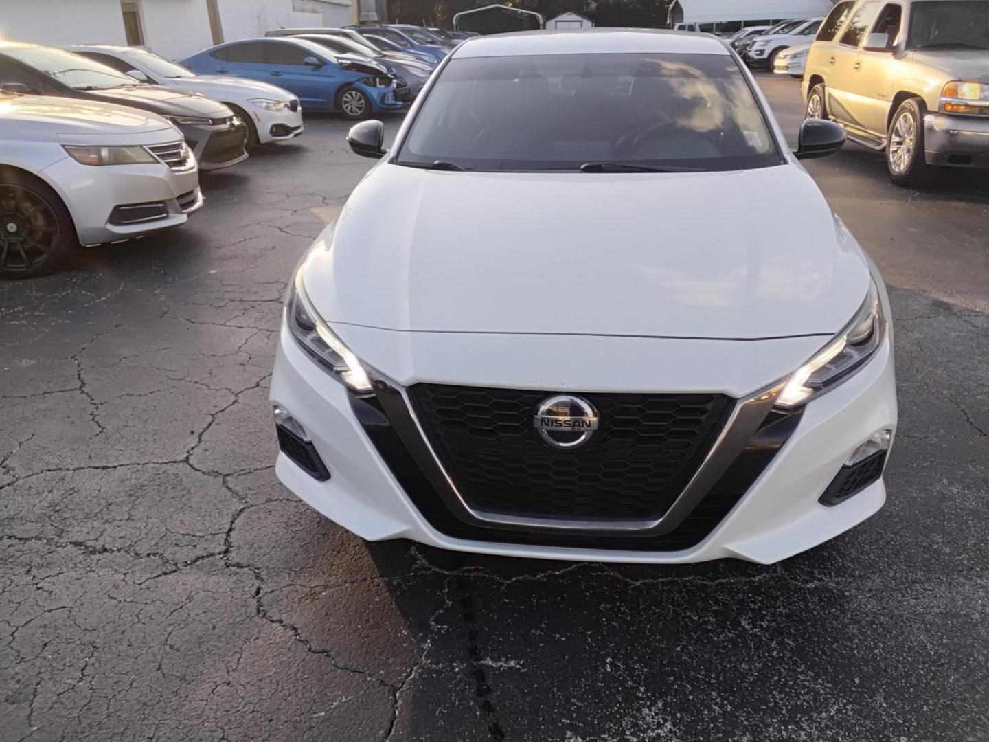 2019 White /Black Nissan Altima 2.5 SR (1N4BL4CVXKC) with an 2.5L L4 DOHC 16V engine, CVT transmission, located at 6112 N Florida Avenue, Tampa, FL, 33604, (888) 521-5131, 27.954929, -82.459534 - $499 down plus tax & tag. - Photo#2