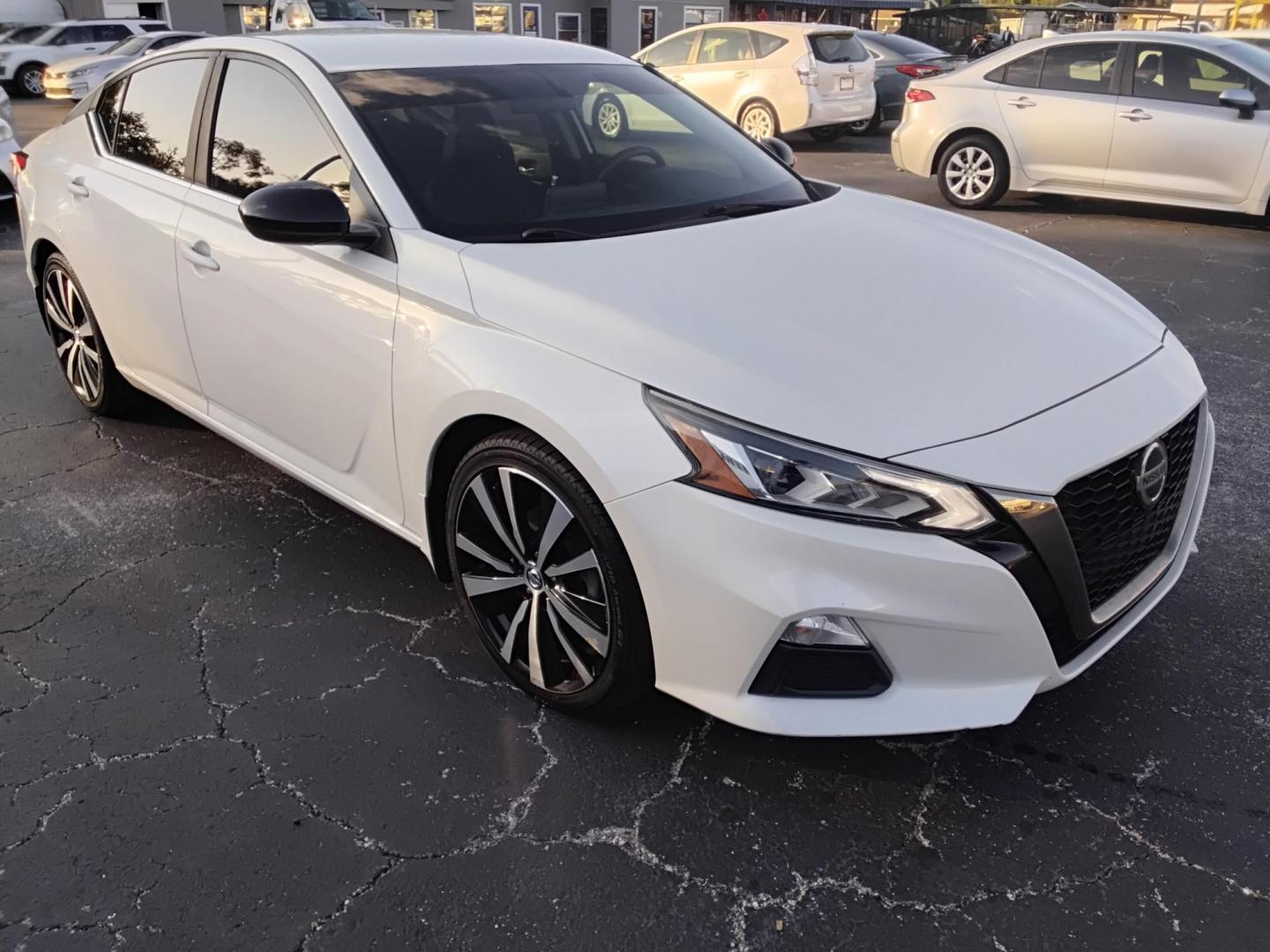 2019 White /Black Nissan Altima 2.5 SR (1N4BL4CVXKC) with an 2.5L L4 DOHC 16V engine, CVT transmission, located at 6112 N Florida Avenue, Tampa, FL, 33604, (888) 521-5131, 27.954929, -82.459534 - $499 down plus tax & tag. - Photo#4