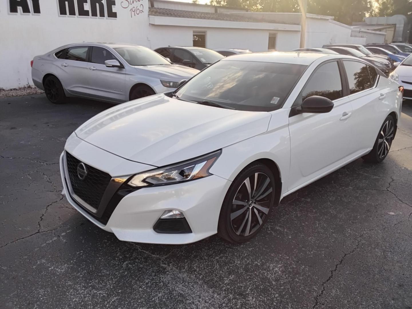 2019 White /Black Nissan Altima 2.5 SR (1N4BL4CVXKC) with an 2.5L L4 DOHC 16V engine, CVT transmission, located at 6112 N Florida Avenue, Tampa, FL, 33604, (888) 521-5131, 27.954929, -82.459534 - $499 down plus tax & tag.- Photo#3
