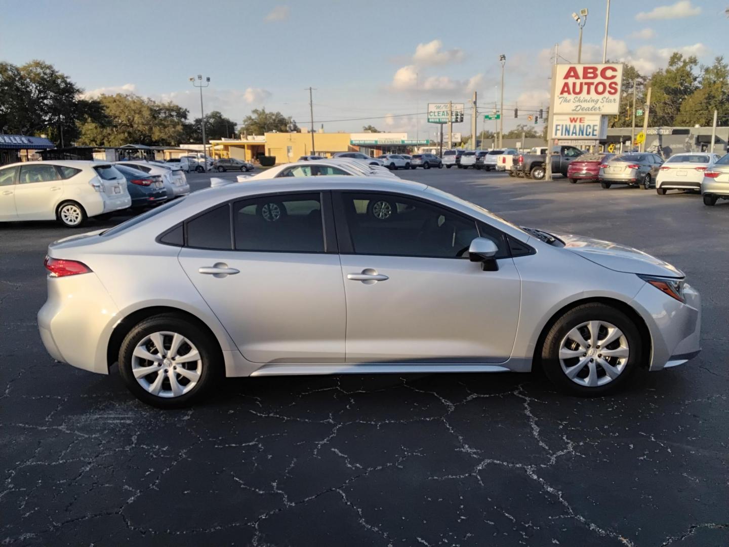 2021 SILVER /Grey Toyota Corolla LE (JTDEPMAE4MJ) with an 1.8L L4 DOHC 16V engine, CVT transmission, located at 6112 N Florida Avenue, Tampa, FL, 33604, (888) 521-5131, 27.954929, -82.459534 - $499 down plus tax & tag. - Photo#1
