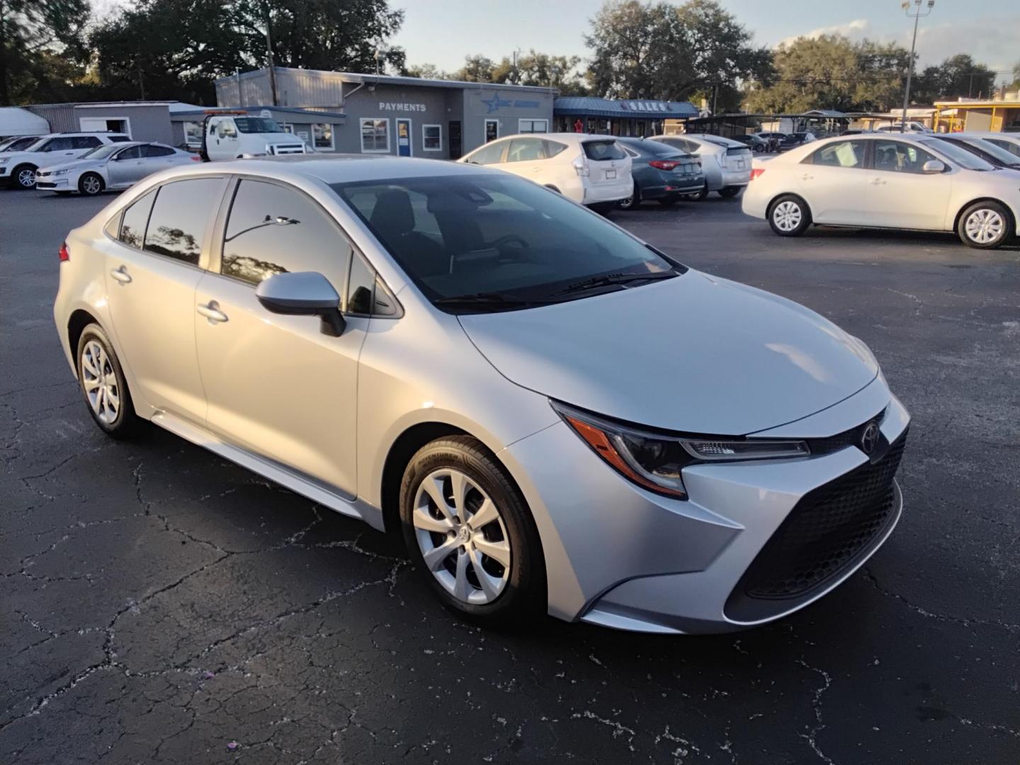 2021 SILVER /Grey Toyota Corolla LE (JTDEPMAE4MJ) with an 1.8L L4 DOHC 16V engine, CVT transmission, located at 6112 N Florida Avenue, Tampa, FL, 33604, (888) 521-5131, 27.954929, -82.459534 - $499 down plus tax & tag. - Photo#4