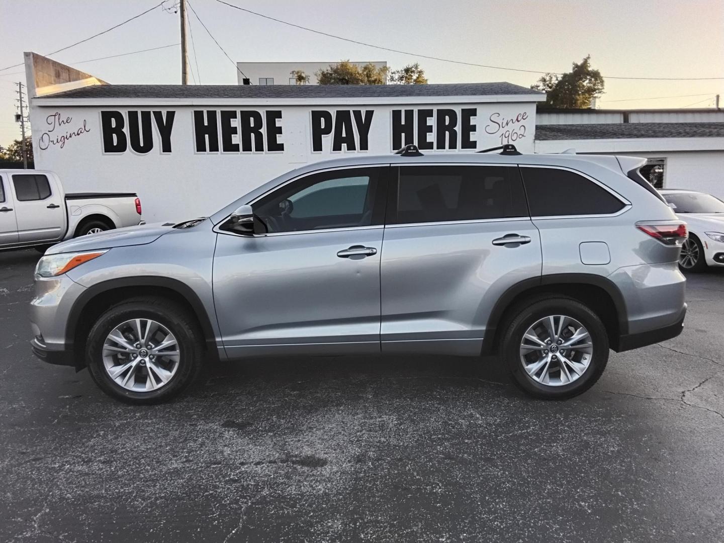 2016 SILVER /Beige Toyota Highlander LE FWD V6 (5TDZKRFH9GS) with an 3.5L V6 DOHC 24V engine, 6A transmission, located at 6112 N Florida Avenue, Tampa, FL, 33604, (888) 521-5131, 27.954929, -82.459534 - $499 down plus tax & tag. - Photo#0