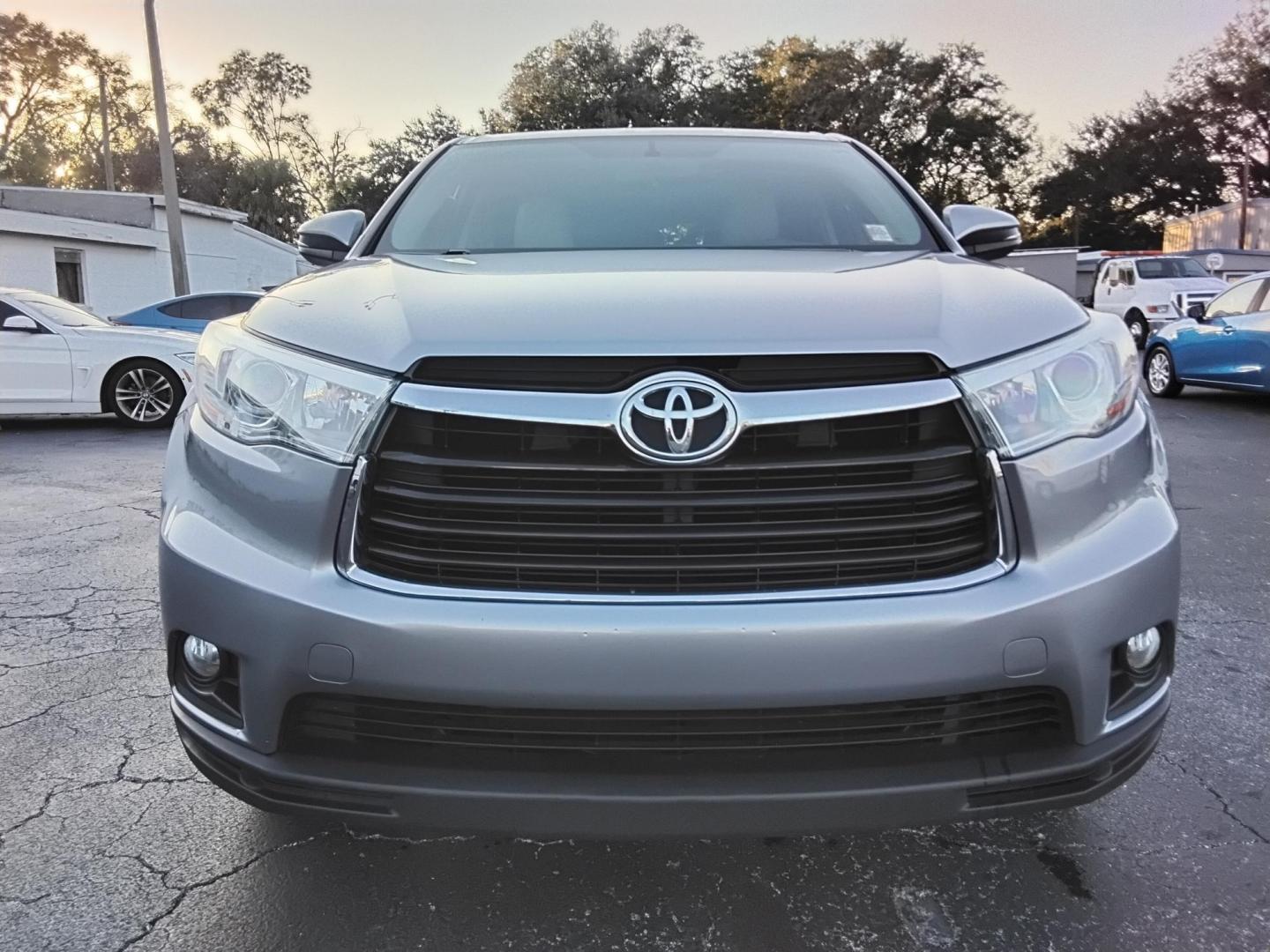 2016 SILVER /Beige Toyota Highlander LE FWD V6 (5TDZKRFH9GS) with an 3.5L V6 DOHC 24V engine, 6A transmission, located at 6112 N Florida Avenue, Tampa, FL, 33604, (888) 521-5131, 27.954929, -82.459534 - $499 down plus tax & tag. - Photo#2