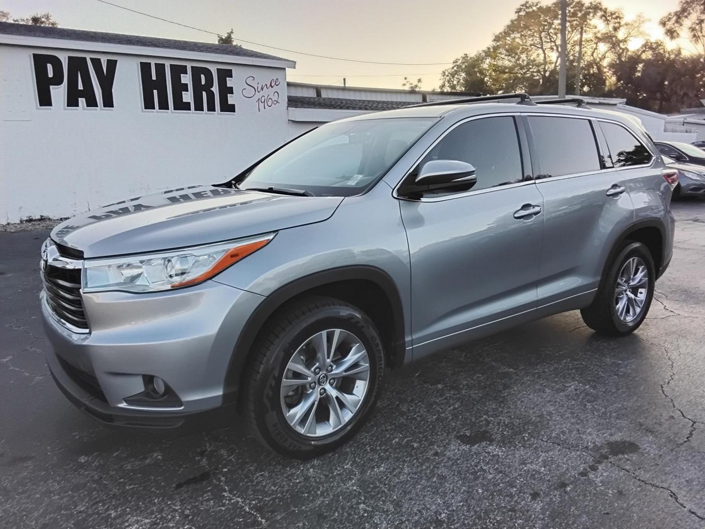 2016 SILVER /Beige Toyota Highlander LE FWD V6 (5TDZKRFH9GS) with an 3.5L V6 DOHC 24V engine, 6A transmission, located at 6112 N Florida Avenue, Tampa, FL, 33604, (888) 521-5131, 27.954929, -82.459534 - $499 down plus tax & tag. - Photo#1