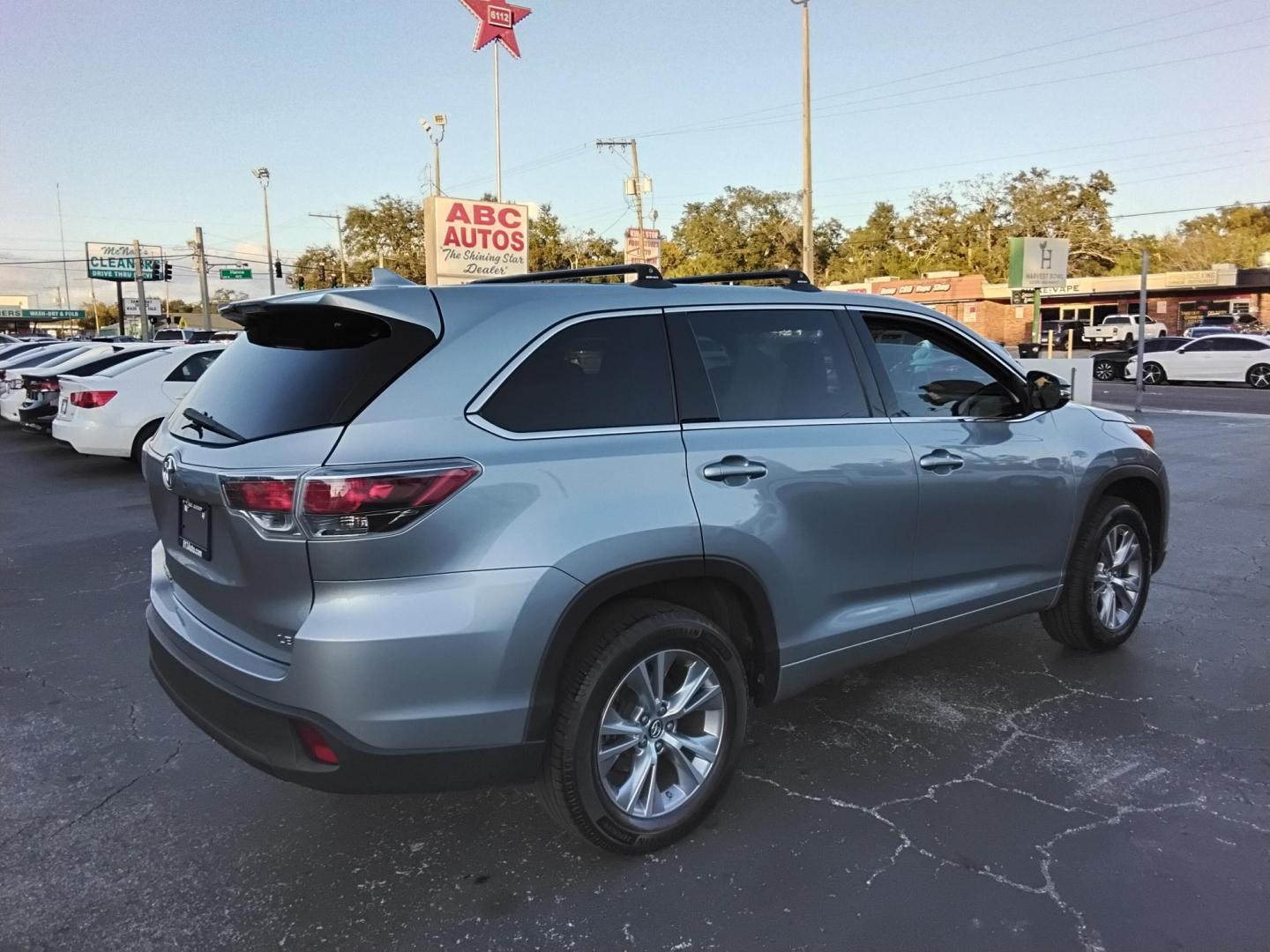 2016 SILVER /Beige Toyota Highlander LE FWD V6 (5TDZKRFH9GS) with an 3.5L V6 DOHC 24V engine, 6A transmission, located at 6112 N Florida Avenue, Tampa, FL, 33604, (888) 521-5131, 27.954929, -82.459534 - $499 down plus tax & tag. - Photo#3