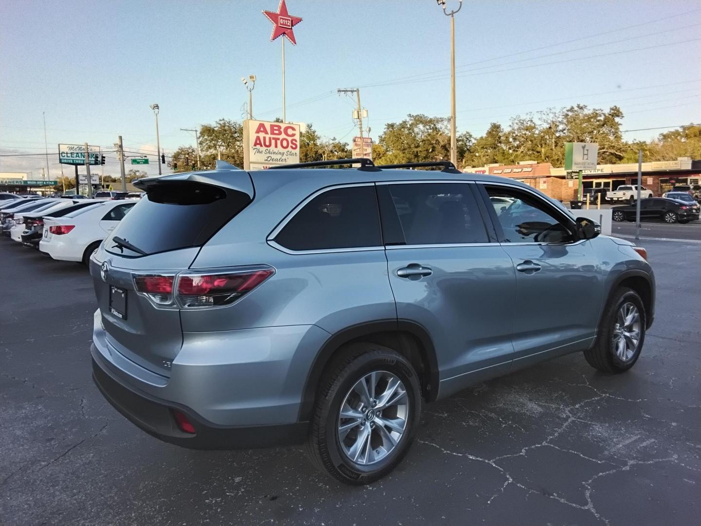 2016 SILVER /Beige Toyota Highlander LE FWD V6 (5TDZKRFH9GS) with an 3.5L V6 DOHC 24V engine, 6A transmission, located at 6112 N Florida Avenue, Tampa, FL, 33604, (888) 521-5131, 27.954929, -82.459534 - $499 down plus tax & tag. - Photo#4