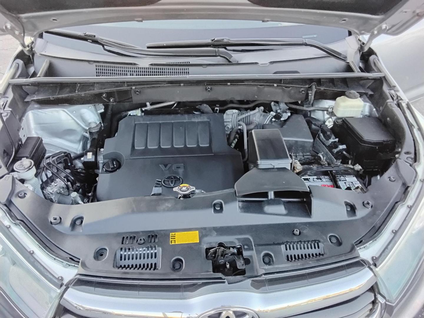 2016 SILVER /Beige Toyota Highlander LE FWD V6 (5TDZKRFH9GS) with an 3.5L V6 DOHC 24V engine, 6A transmission, located at 6112 N Florida Avenue, Tampa, FL, 33604, (888) 521-5131, 27.954929, -82.459534 - $499 down plus tax & tag. - Photo#12