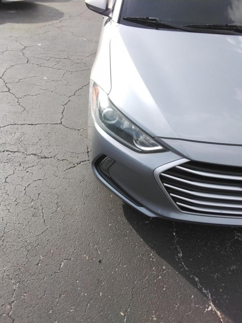 2017 GRAY /Grey Hyundai Elantra Limited (5NPD84LF8HH) with an 1.8L L4 DOHC 16V engine, 6A transmission, located at 6112 N Florida Avenue, Tampa, FL, 33604, (888) 521-5131, 27.954929, -82.459534 - $499 down plus tax & tag. - Photo#4