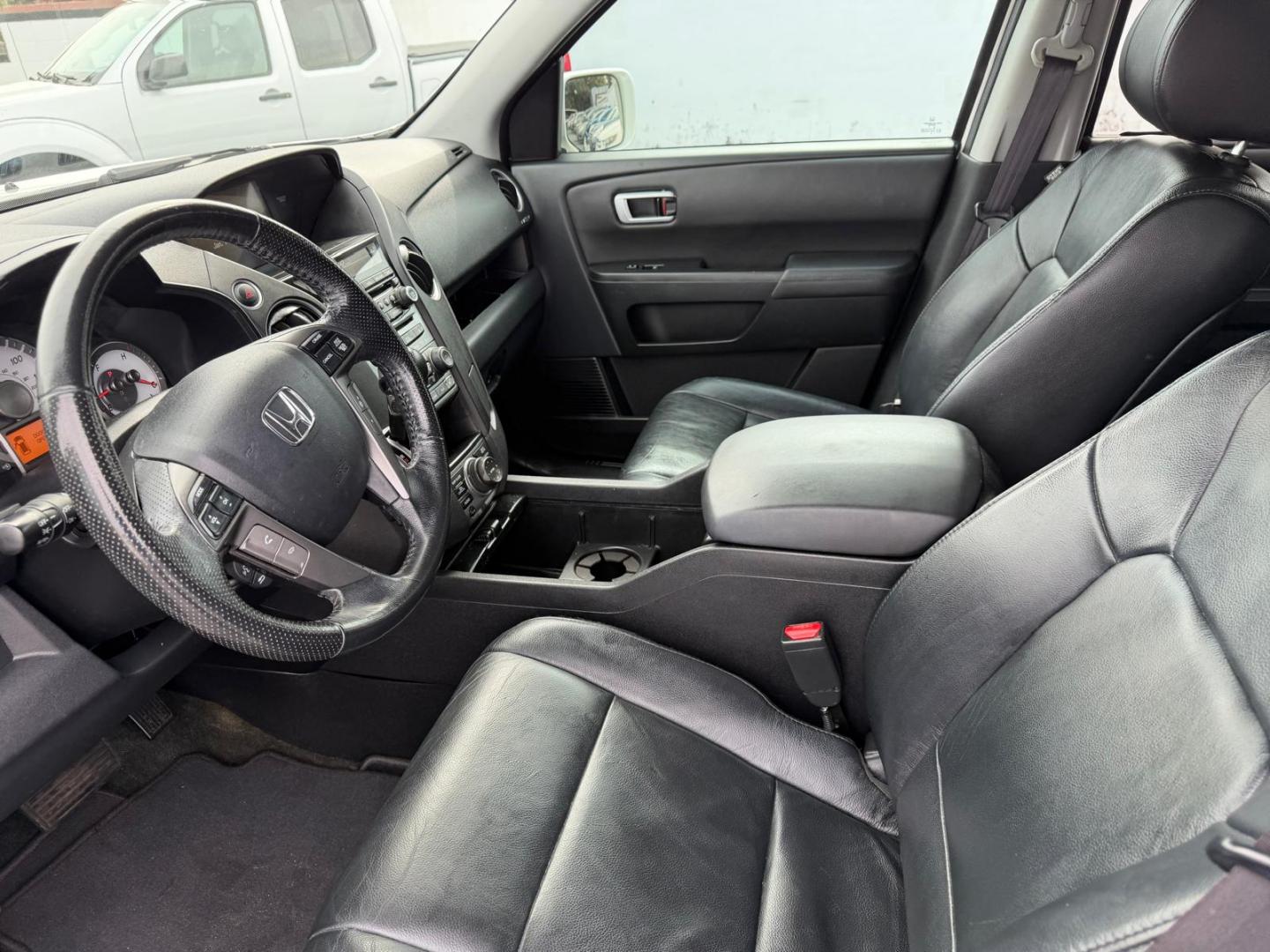 2015 White /Black Honda Pilot Touring 2WD 5-Spd AT with DVD (5FNYF3H96FB) with an 3.5L V6 SOHC 24V engine, 5-Speed Automatic transmission, located at 6112 N Florida Avenue, Tampa, FL, 33604, (888) 521-5131, 27.954929, -82.459534 - $499 DOWN PLUS TAX & TAG. - Photo#4