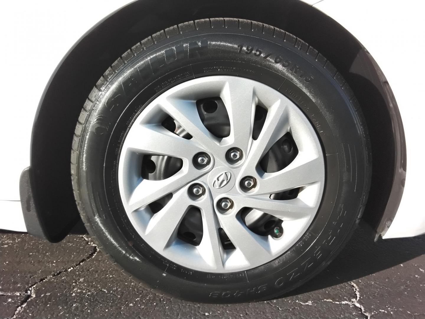 2019 White /Beige Hyundai Elantra SE 6AT (5NPD74LF1KH) with an 1.8L L4 DOHC 16V engine, 6A transmission, located at 6112 N Florida Avenue, Tampa, FL, 33604, (888) 521-5131, 27.954929, -82.459534 - $499 down plus tax & tag. - Photo#10