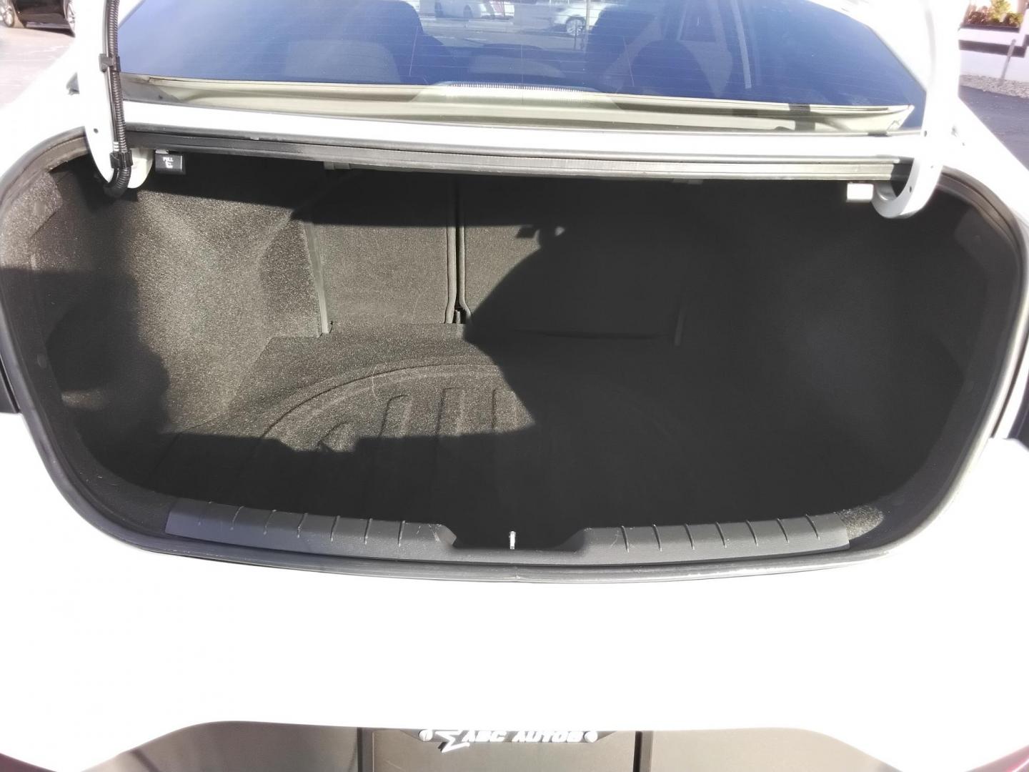 2019 White /Beige Hyundai Elantra SE 6AT (5NPD74LF1KH) with an 1.8L L4 DOHC 16V engine, 6A transmission, located at 6112 N Florida Avenue, Tampa, FL, 33604, (888) 521-5131, 27.954929, -82.459534 - $499 down plus tax & tag. - Photo#6