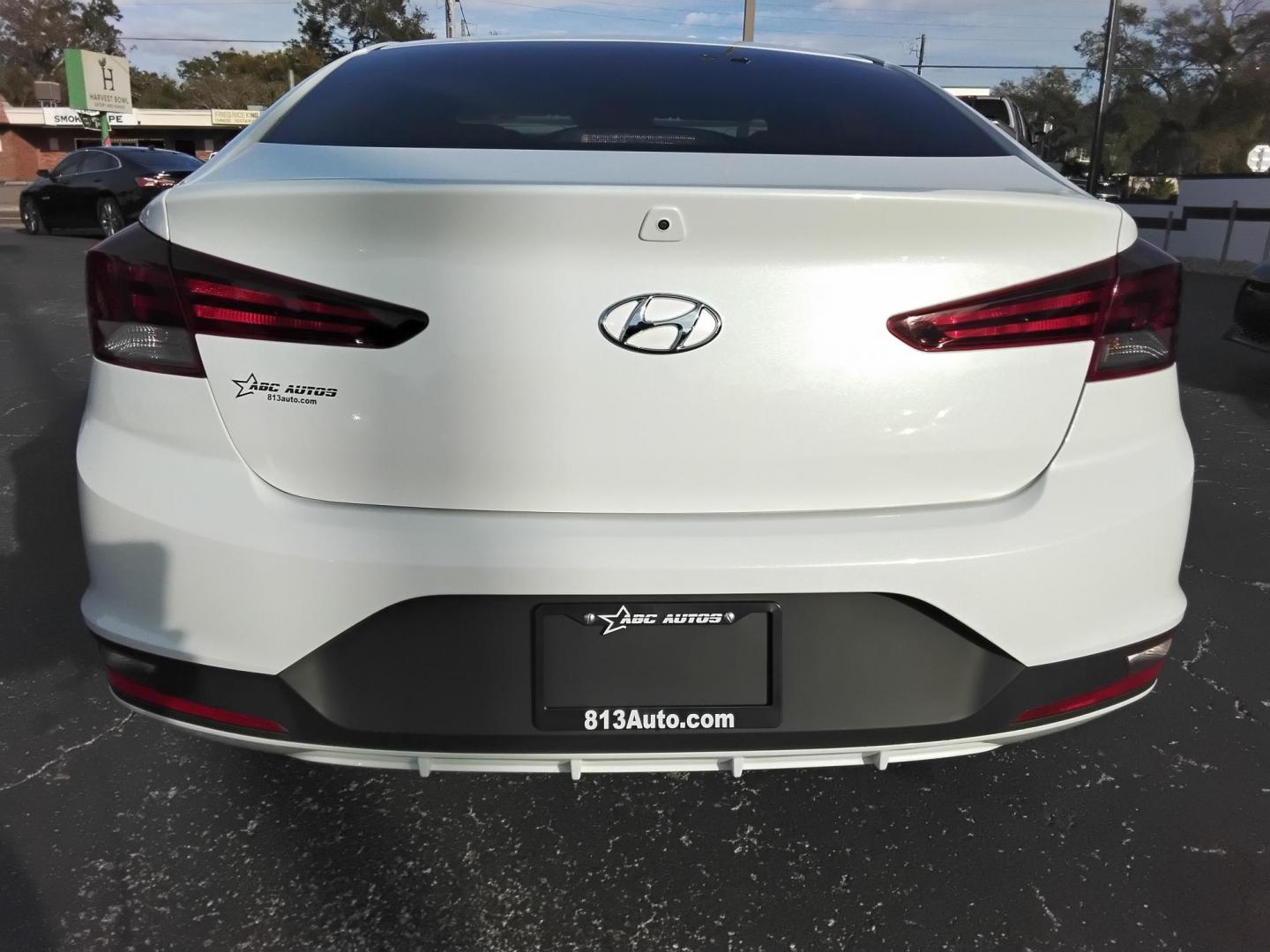 2019 White /Beige Hyundai Elantra SE 6AT (5NPD74LF1KH) with an 1.8L L4 DOHC 16V engine, 6A transmission, located at 6112 N Florida Avenue, Tampa, FL, 33604, (888) 521-5131, 27.954929, -82.459534 - $499 down plus tax & tag. - Photo#5