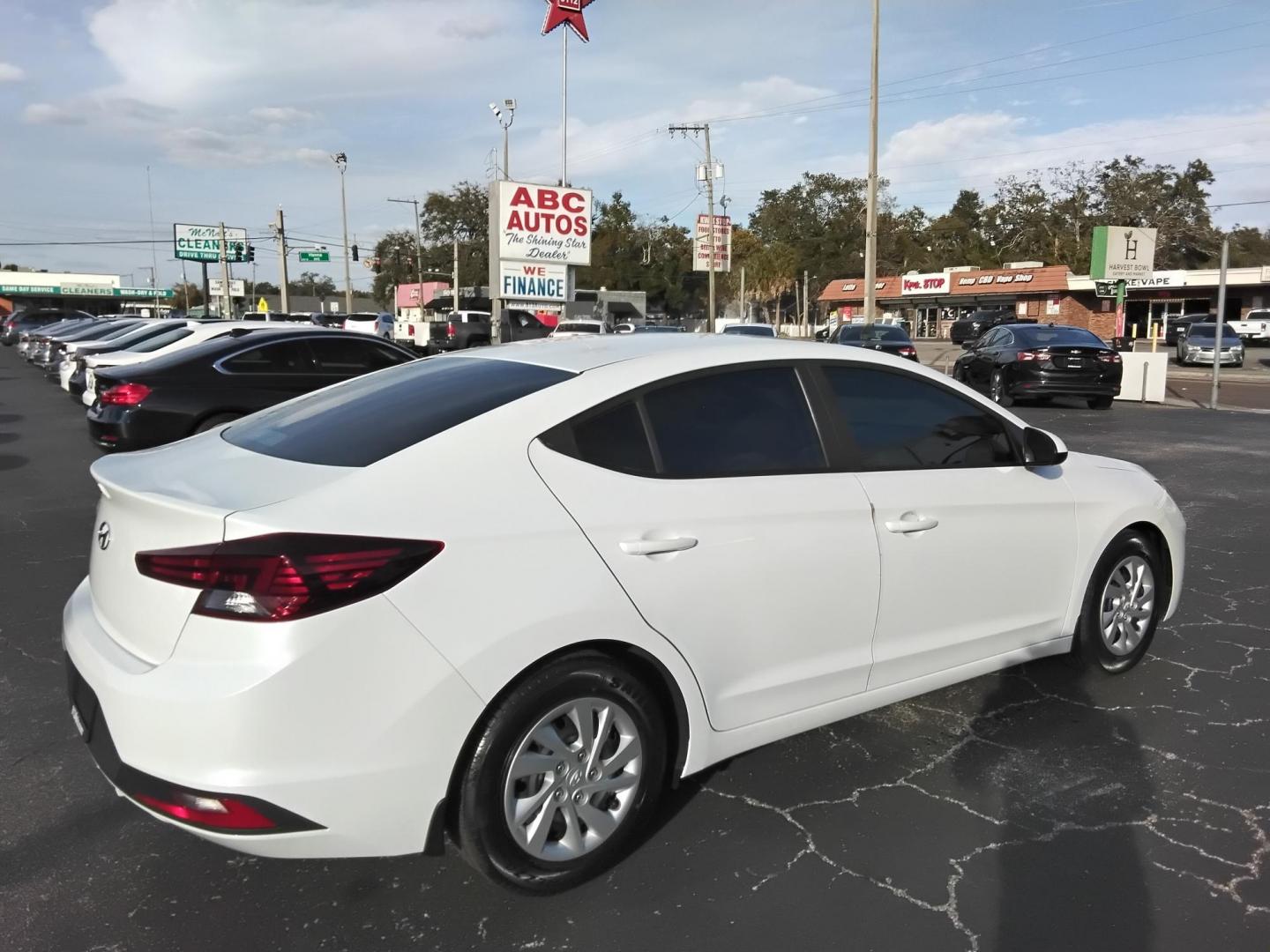 2019 White /Beige Hyundai Elantra SE 6AT (5NPD74LF1KH) with an 1.8L L4 DOHC 16V engine, 6A transmission, located at 6112 N Florida Avenue, Tampa, FL, 33604, (888) 521-5131, 27.954929, -82.459534 - $499 down plus tax & tag. - Photo#3