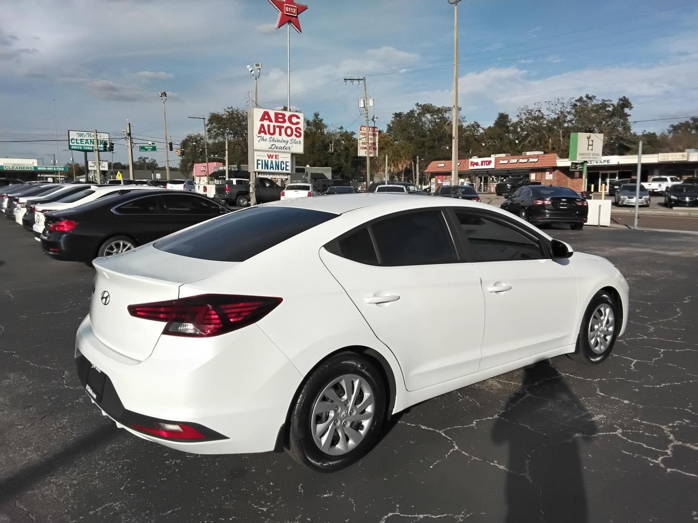 2019 White /Beige Hyundai Elantra SE 6AT (5NPD74LF1KH) with an 1.8L L4 DOHC 16V engine, 6A transmission, located at 6112 N Florida Avenue, Tampa, FL, 33604, (888) 521-5131, 27.954929, -82.459534 - $499 down plus tax & tag. - Photo#4