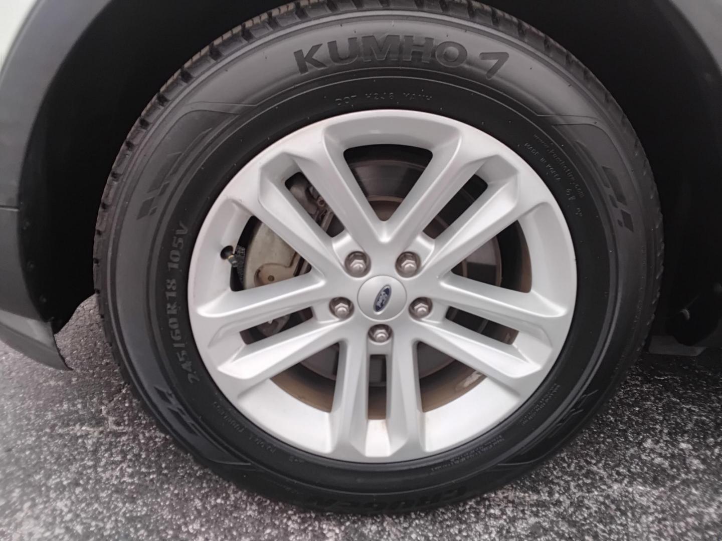 2017 White /Beige Ford Explorer XLT FWD (1FM5K7D86HG) with an 3.5L V6 DOHC 24V engine, 6A transmission, located at 6112 N Florida Avenue, Tampa, FL, 33604, (888) 521-5131, 27.954929, -82.459534 - $499 down plus tax & tag. - Photo#13