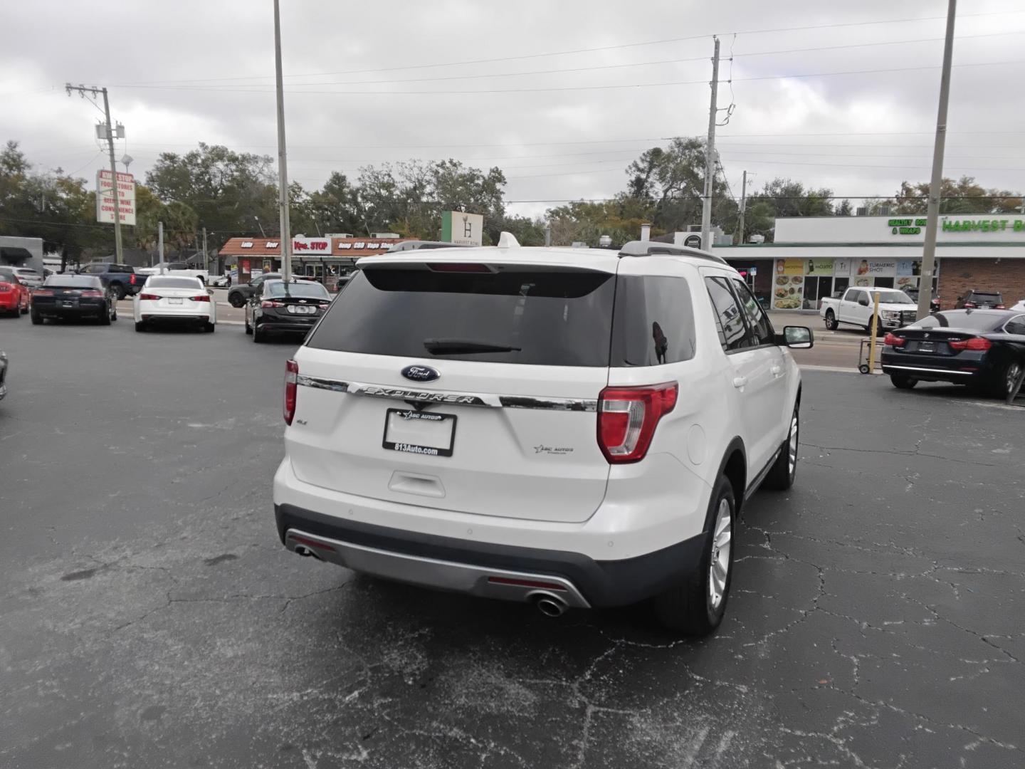 2017 White /Beige Ford Explorer XLT FWD (1FM5K7D86HG) with an 3.5L V6 DOHC 24V engine, 6A transmission, located at 6112 N Florida Avenue, Tampa, FL, 33604, (888) 521-5131, 27.954929, -82.459534 - $499 down plus tax & tag. - Photo#5