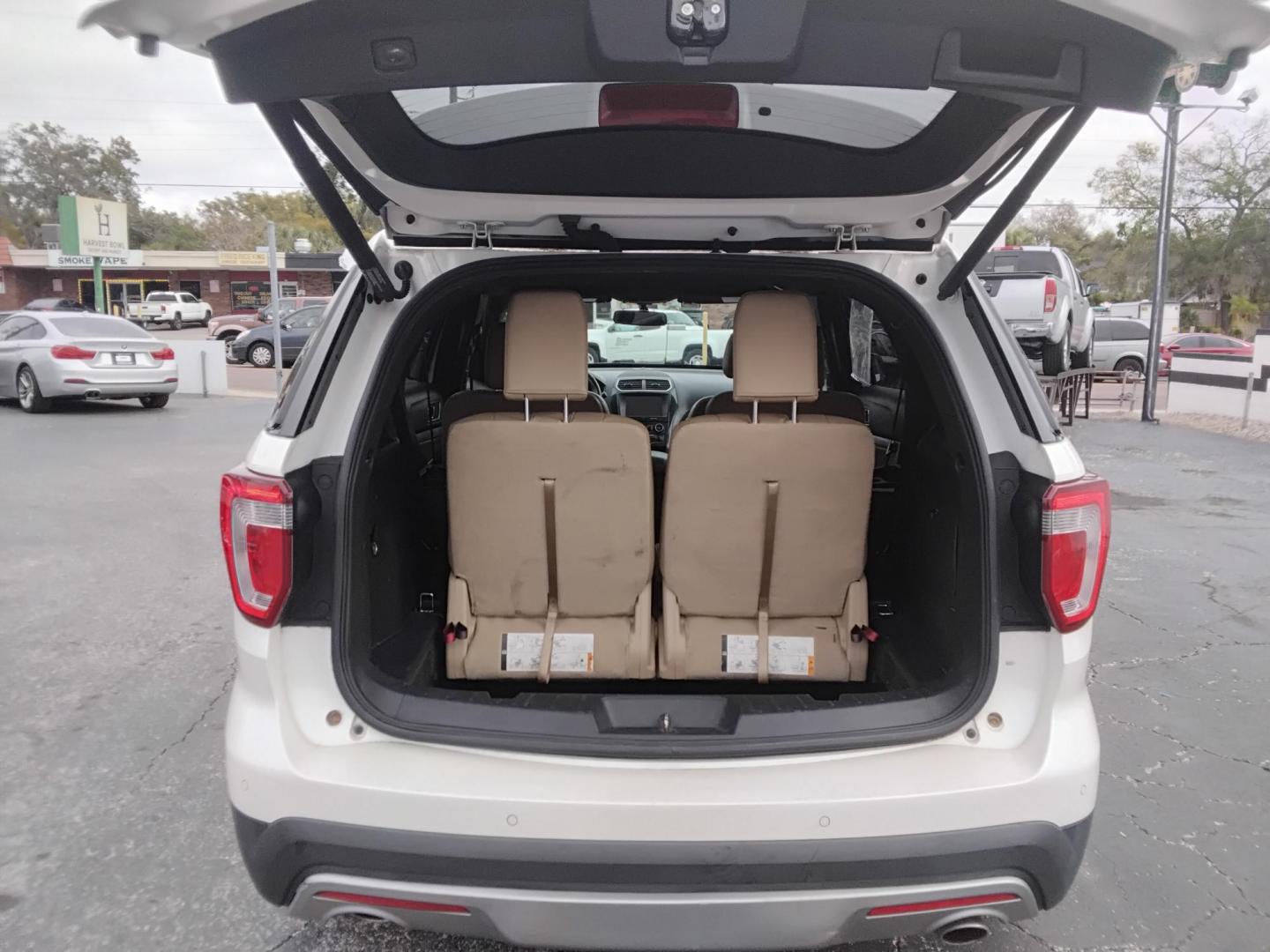 2017 White /Beige Ford Explorer XLT FWD (1FM5K7D86HG) with an 3.5L V6 DOHC 24V engine, 6A transmission, located at 6112 N Florida Avenue, Tampa, FL, 33604, (888) 521-5131, 27.954929, -82.459534 - $499 down plus tax & tag. - Photo#6