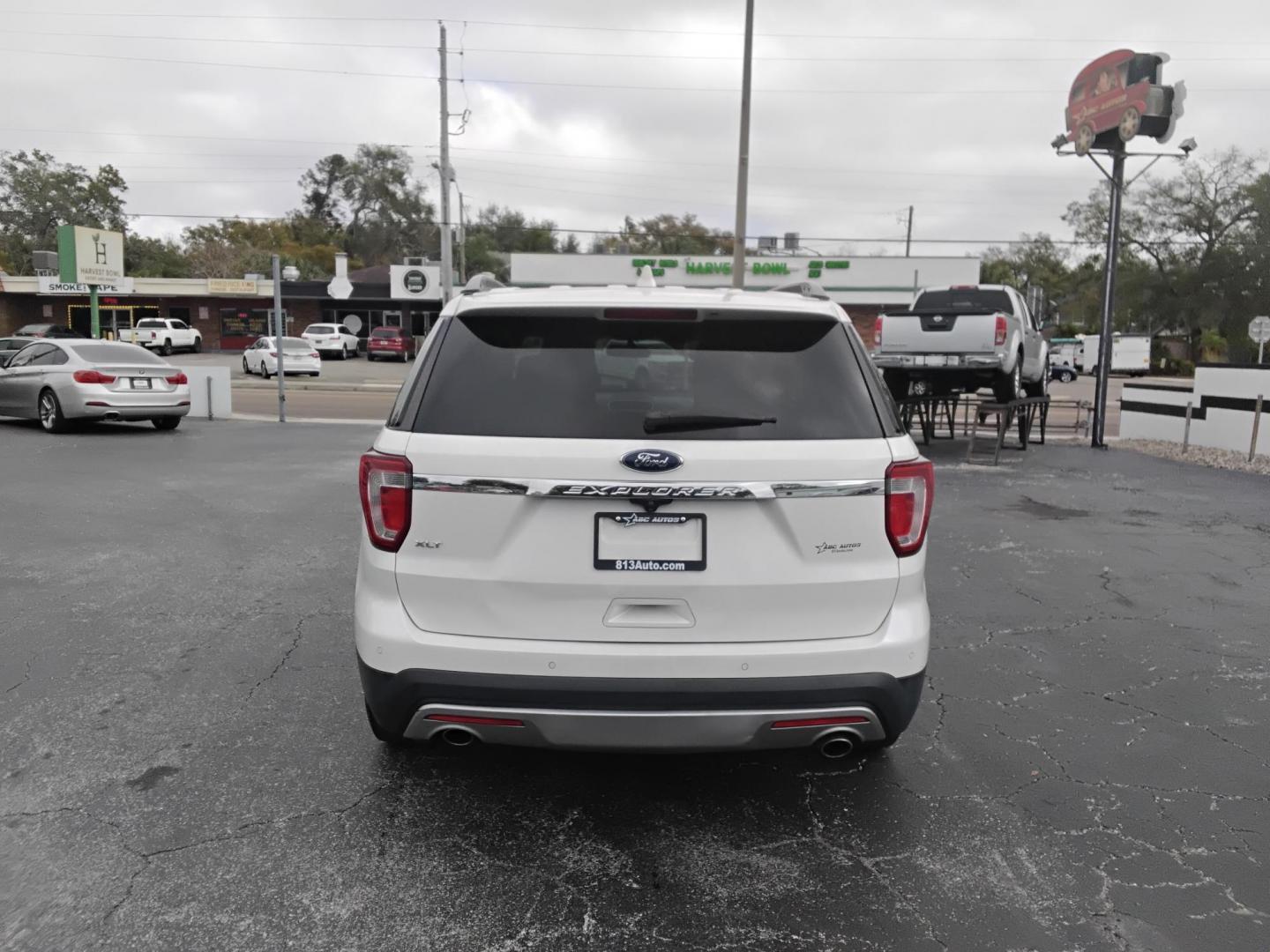 2017 White /Beige Ford Explorer XLT FWD (1FM5K7D86HG) with an 3.5L V6 DOHC 24V engine, 6A transmission, located at 6112 N Florida Avenue, Tampa, FL, 33604, (888) 521-5131, 27.954929, -82.459534 - $499 down plus tax & tag. - Photo#4