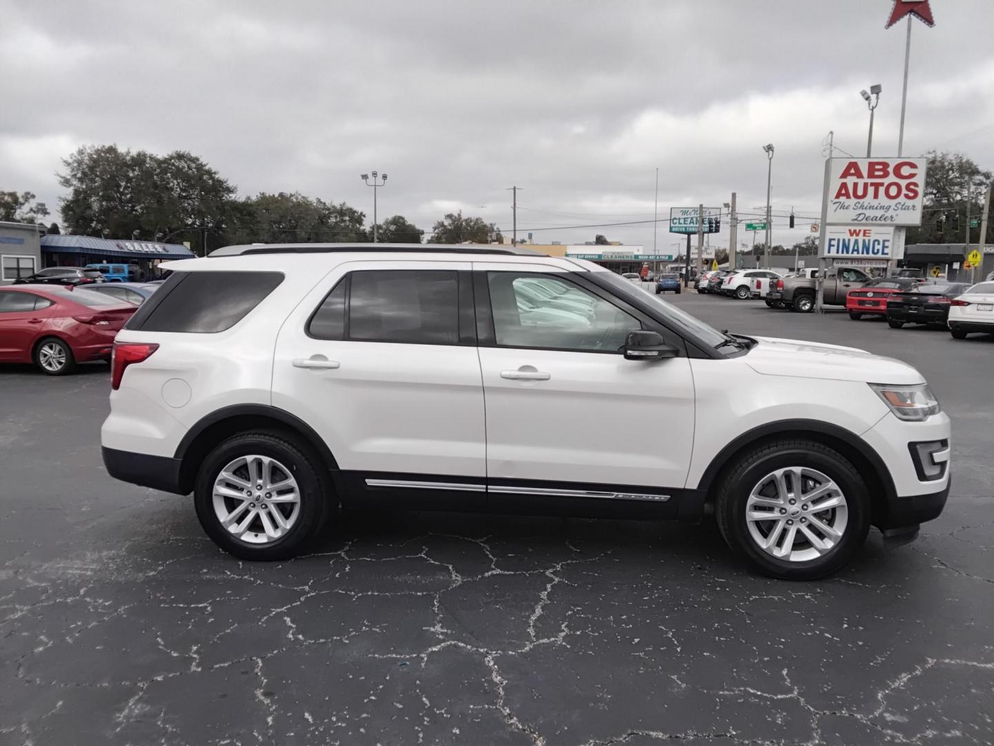 2017 White /Beige Ford Explorer XLT FWD (1FM5K7D86HG) with an 3.5L V6 DOHC 24V engine, 6A transmission, located at 6112 N Florida Avenue, Tampa, FL, 33604, (888) 521-5131, 27.954929, -82.459534 - $499 down plus tax & tag. - Photo#3