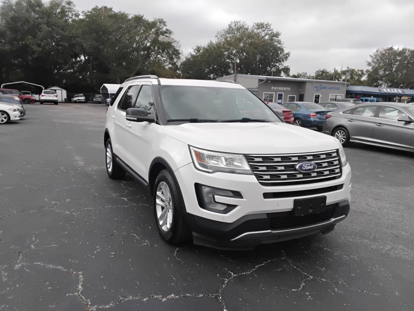 2017 White /Beige Ford Explorer XLT FWD (1FM5K7D86HG) with an 3.5L V6 DOHC 24V engine, 6A transmission, located at 6112 N Florida Avenue, Tampa, FL, 33604, (888) 521-5131, 27.954929, -82.459534 - $499 down plus tax & tag. - Photo#2