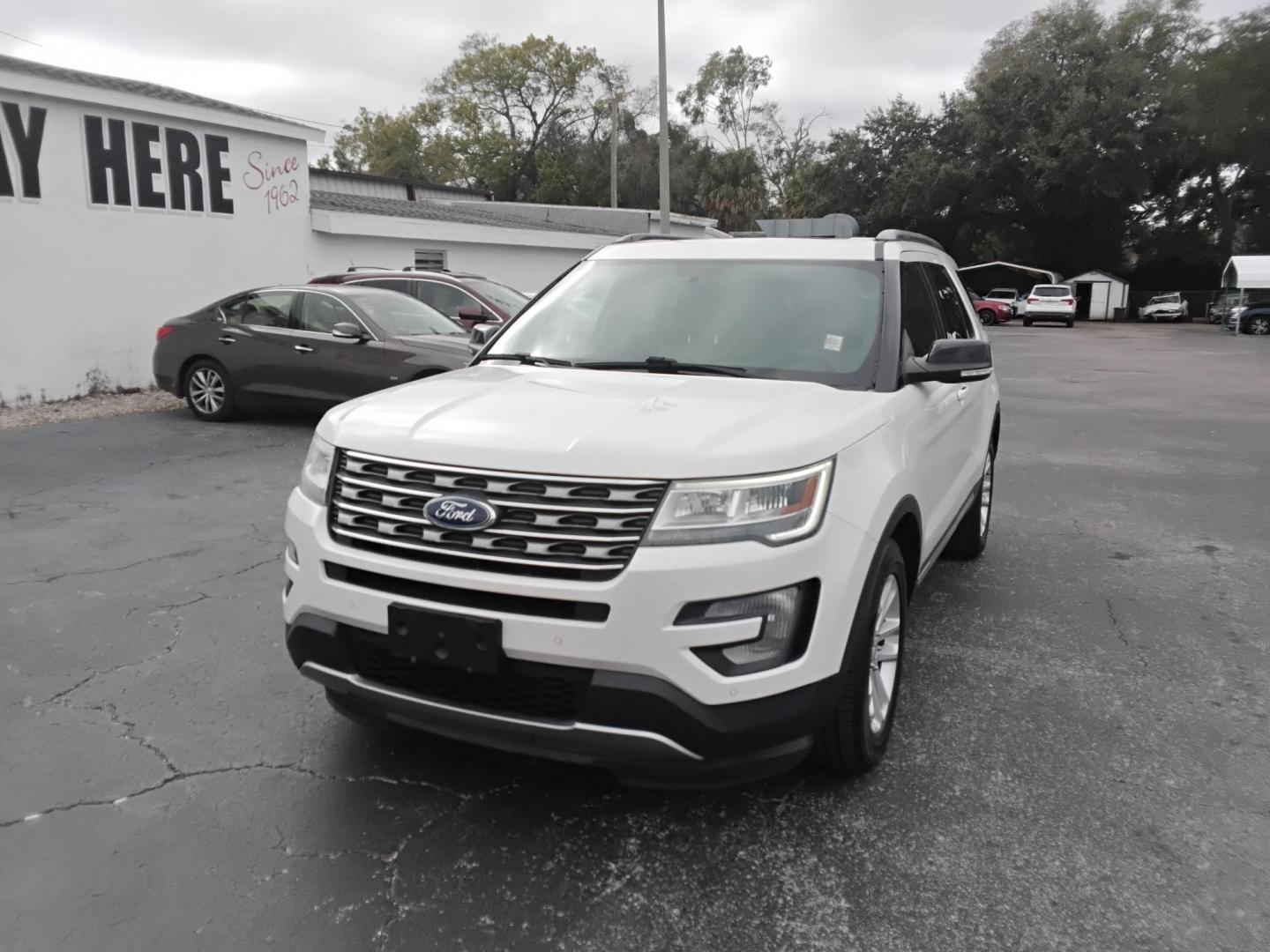 2017 White /Beige Ford Explorer XLT FWD (1FM5K7D86HG) with an 3.5L V6 DOHC 24V engine, 6A transmission, located at 6112 N Florida Avenue, Tampa, FL, 33604, (888) 521-5131, 27.954929, -82.459534 - $499 down plus tax & tag. - Photo#1