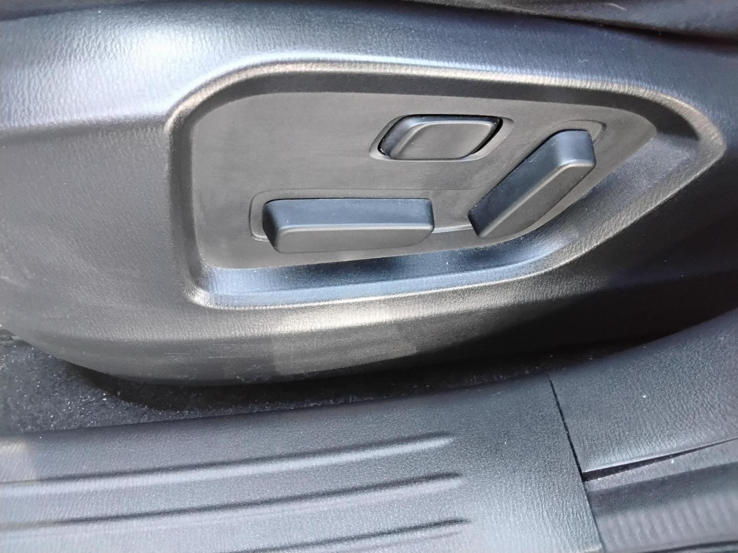 2016 White /Grey Mazda CX-9 Sport FWD (JM3TCABY9G0) with an 2.5L L4 DOHC 16V engine, 6A transmission, located at 6112 N Florida Avenue, Tampa, FL, 33604, (888) 521-5131, 27.954929, -82.459534 - $499 DOWN PLUS TAX & TAG. - Photo#21