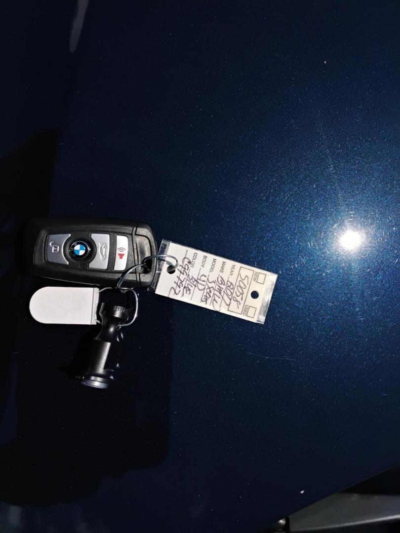 2017 BLUE /Beige BMW 3-Series 320i Sedan (WBA8A9C35HA) with an 2.0L L4 DOHC 16V engine, 8A transmission, located at 6112 N Florida Avenue, Tampa, FL, 33604, (888) 521-5131, 27.954929, -82.459534 - $499 down plus tax & tag. - Photo#10