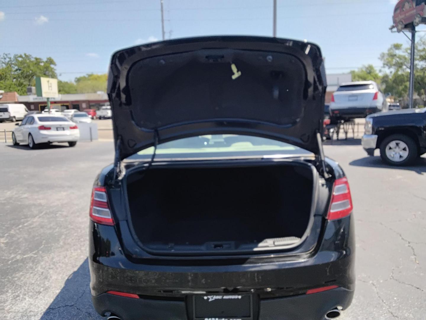 2017 BLACK /Beige Ford Taurus SE FWD (1FAHP2D85HG) with an 3.5L V6 DOHC 24V engine, 6A transmission, located at 6112 N Florida Avenue, Tampa, FL, 33604, (888) 521-5131, 27.954929, -82.459534 - $499 down plus tax & tag. - Photo#4