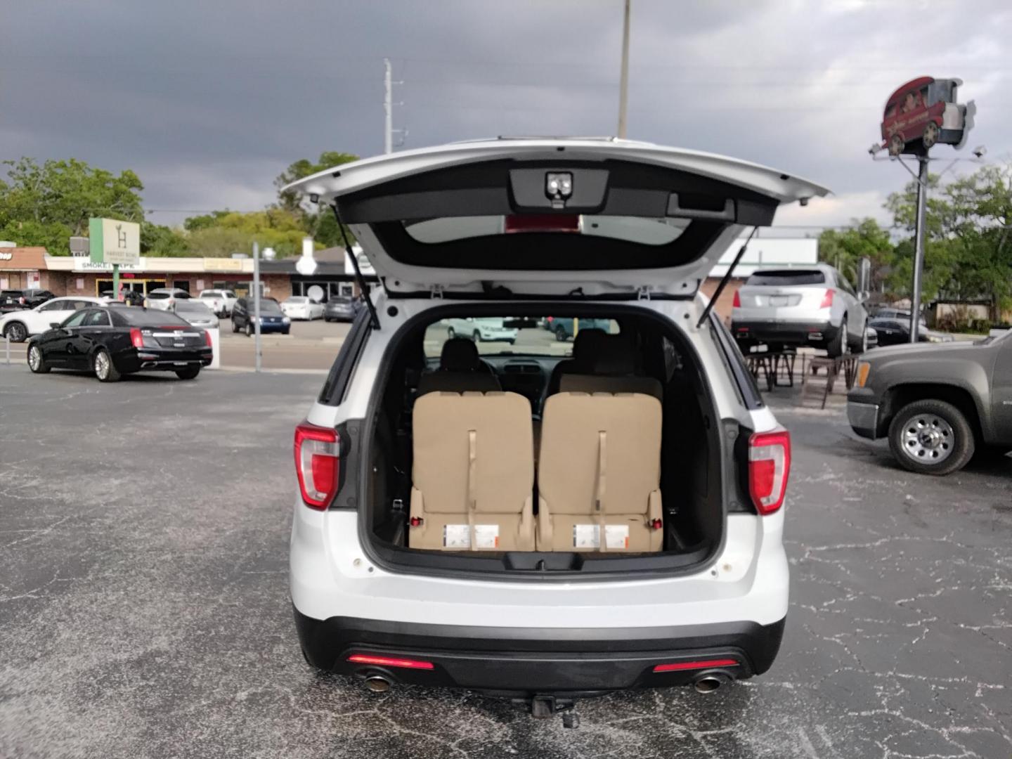 2016 White /Beige Ford Explorer Base FWD (1FM5K7B82GG) with an 3.5L V6 DOHC 24V engine, 6A transmission, located at 6112 N Florida Avenue, Tampa, FL, 33604, (888) 521-5131, 27.954929, -82.459534 - $499 down plus tax & tag. - Photo#4