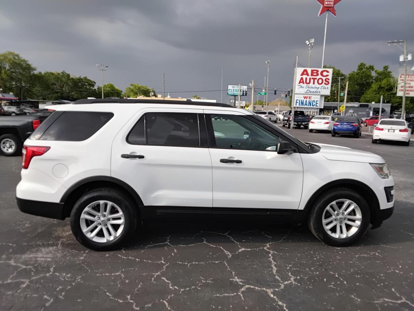 2016 White /Beige Ford Explorer Base FWD (1FM5K7B82GG) with an 3.5L V6 DOHC 24V engine, 6A transmission, located at 6112 N Florida Avenue, Tampa, FL, 33604, (888) 521-5131, 27.954929, -82.459534 - $499 down plus tax & tag. - Photo#1