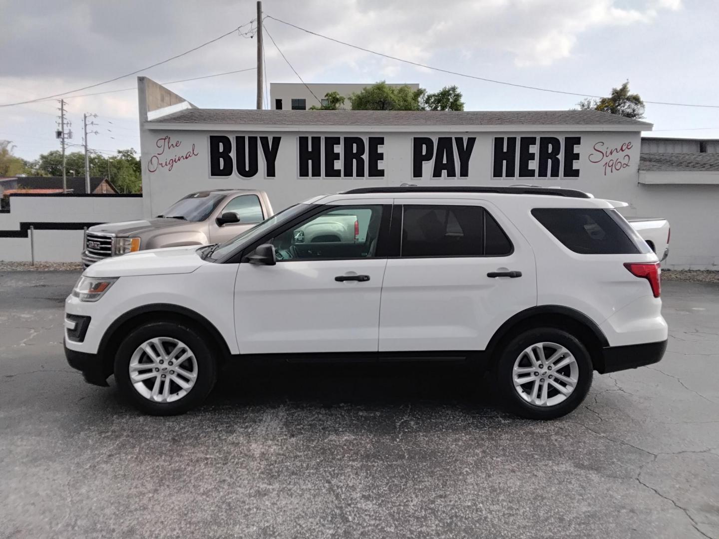 2016 White /Beige Ford Explorer Base FWD (1FM5K7B82GG) with an 3.5L V6 DOHC 24V engine, 6A transmission, located at 6112 N Florida Avenue, Tampa, FL, 33604, (888) 521-5131, 27.954929, -82.459534 - $499 down plus tax & tag. - Photo#0