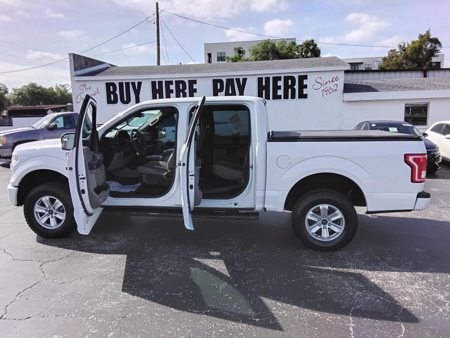 2016 White /Grey Ford F-150 XLT SuperCrew 6.5-ft. Bed 4WD (1FTEW1EFXGF) with an 5.0L V8 engine, 6A transmission, located at 6112 N Florida Avenue, Tampa, FL, 33604, (888) 521-5131, 27.954929, -82.459534 - $499 DOWN PLUS TAX & TAG. - Photo#1