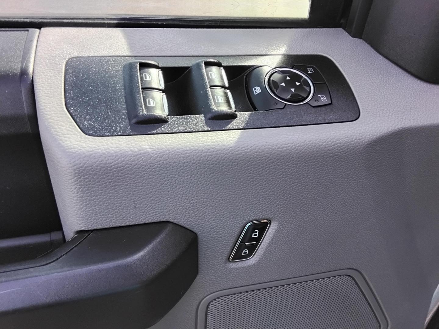 2016 White /Grey Ford F-150 XLT SuperCrew 6.5-ft. Bed 4WD (1FTEW1EFXGF) with an 5.0L V8 engine, 6A transmission, located at 6112 N Florida Avenue, Tampa, FL, 33604, (888) 521-5131, 27.954929, -82.459534 - $499 DOWN PLUS TAX & TAG. - Photo#23