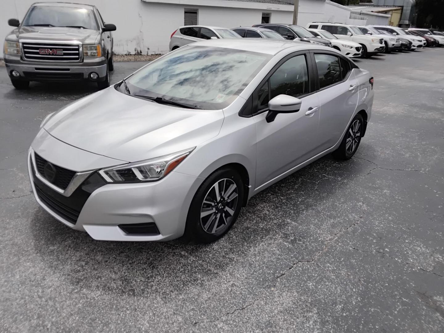 2020 SILVER /Grey Nissan Versa SV (3N1CN8EV6LL) with an 1.6L L4 DOHC 16V engine, CVT transmission, located at 6112 N Florida Avenue, Tampa, FL, 33604, (888) 521-5131, 27.954929, -82.459534 - $499 DOWN PLUS TAX & TAG. - Photo#1