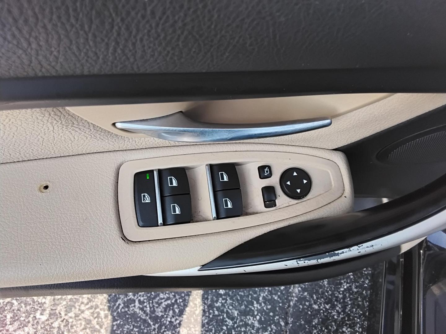 2018 BLACK /Beige BMW 3-Series 320i Sedan (WBA8A9C58JA) with an 2.0L L4 DOHC 16V engine, 8A transmission, located at 6112 N Florida Avenue, Tampa, FL, 33604, (888) 521-5131, 27.954929, -82.459534 - $499 DOWN PLUS TAX & TAG.- Photo#18