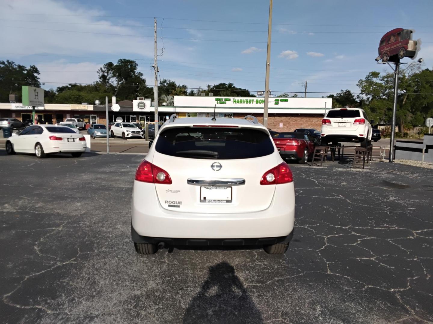 2015 White /Black Nissan Rogue Select S 2WD (JN8AS5MT9FW) with an 2.5L L4 DOHC 16V engine, Continuously Variable Transmission transmission, located at 6112 N Florida Avenue, Tampa, FL, 33604, (888) 521-5131, 27.954929, -82.459534 - $499 down plus tax & tag. - Photo#3