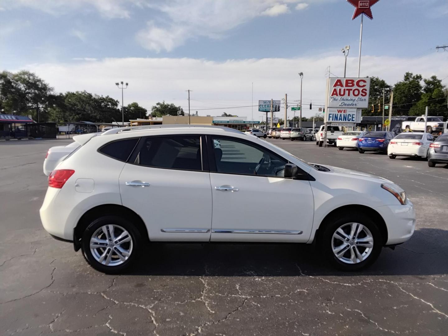 2015 White /Black Nissan Rogue Select S 2WD (JN8AS5MT9FW) with an 2.5L L4 DOHC 16V engine, Continuously Variable Transmission transmission, located at 6112 N Florida Avenue, Tampa, FL, 33604, (888) 521-5131, 27.954929, -82.459534 - $499 down plus tax & tag. - Photo#2
