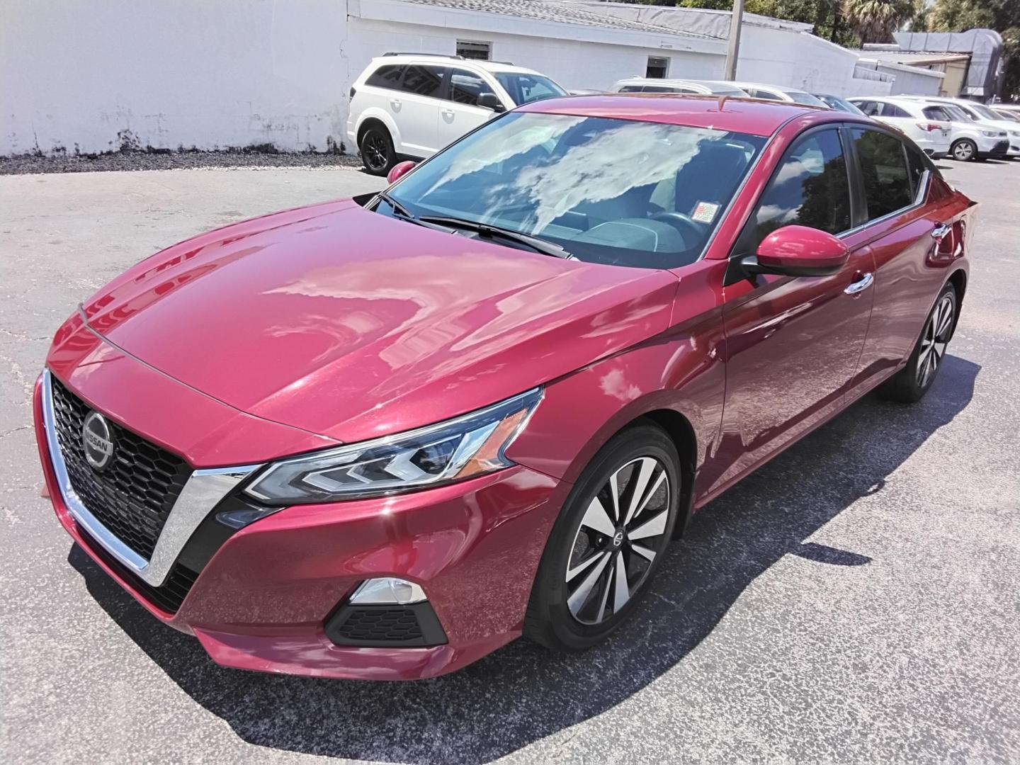 2022 RED Nissan Altima 2.5 SV (1N4BL4DV1NN) with an 2.5L L4 DOHC 16V engine, CVT transmission, located at 6112 N Florida Avenue, Tampa, FL, 33604, (888) 521-5131, 27.954929, -82.459534 - $499 down plus tax & tag. - Photo#4