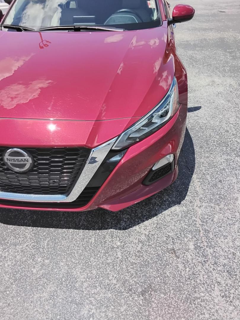 2022 RED Nissan Altima 2.5 SV (1N4BL4DV1NN) with an 2.5L L4 DOHC 16V engine, CVT transmission, located at 6112 N Florida Avenue, Tampa, FL, 33604, (888) 521-5131, 27.954929, -82.459534 - $499 down plus tax & tag. - Photo#5