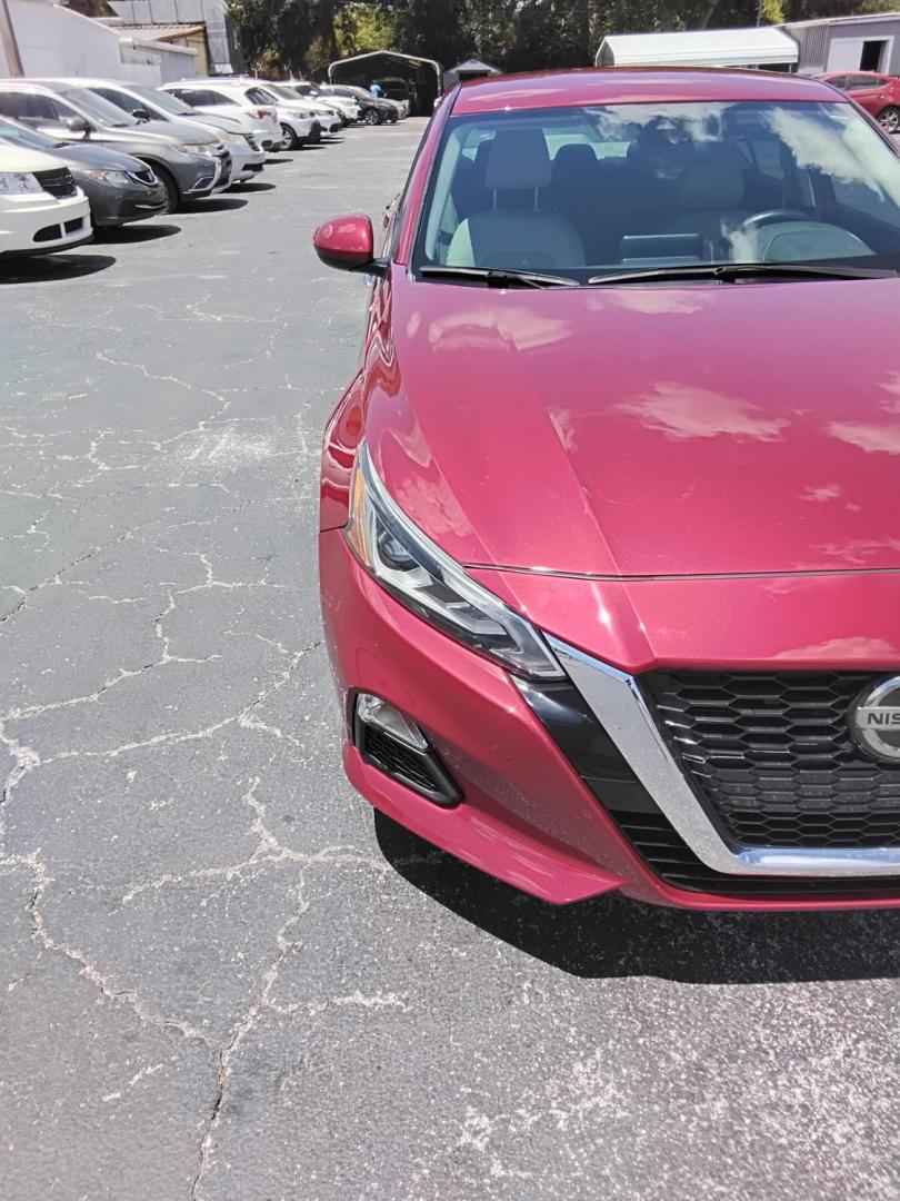2022 RED Nissan Altima 2.5 SV (1N4BL4DV1NN) with an 2.5L L4 DOHC 16V engine, CVT transmission, located at 6112 N Florida Avenue, Tampa, FL, 33604, (888) 521-5131, 27.954929, -82.459534 - $499 down plus tax & tag. - Photo#6