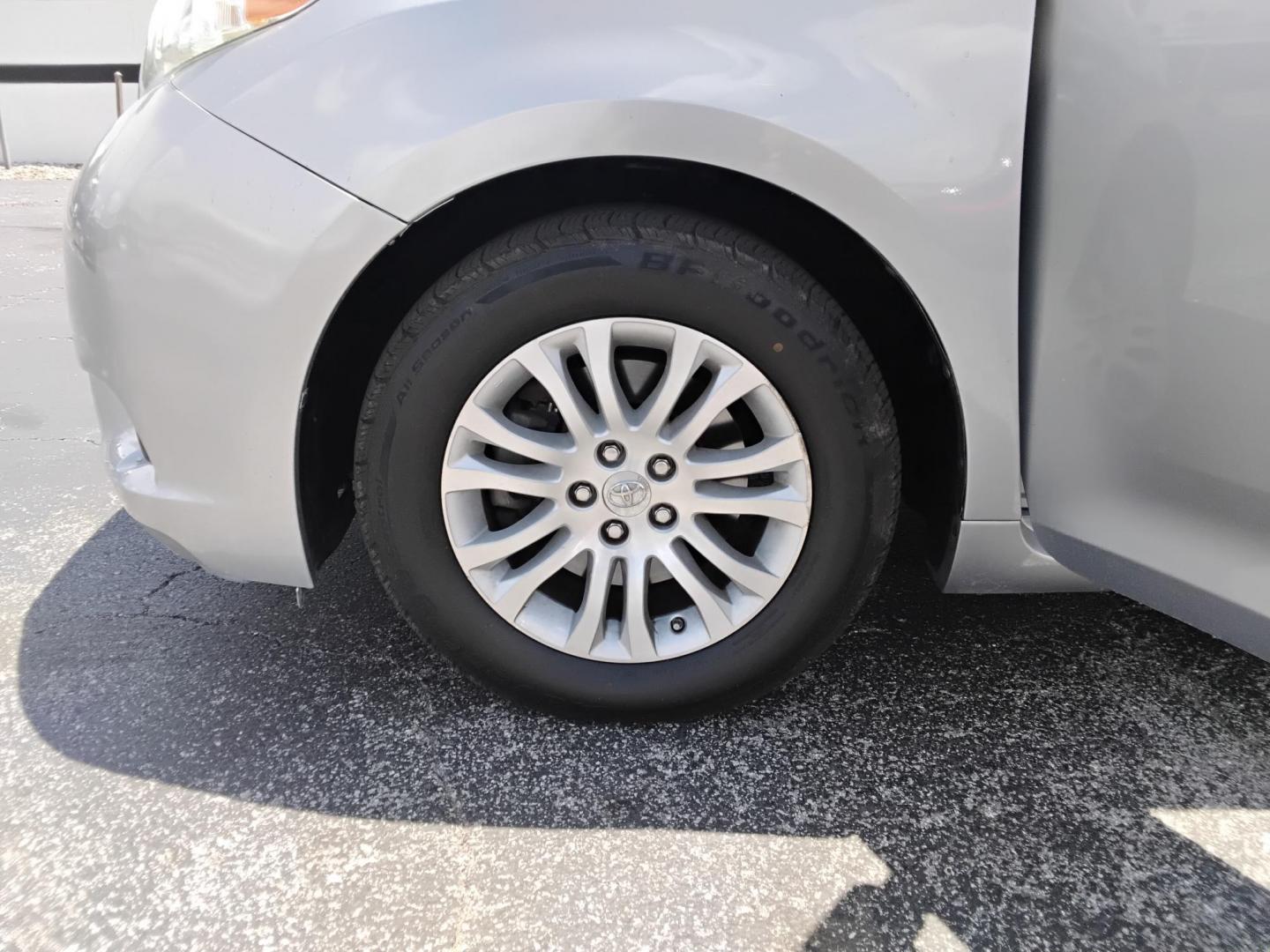 2014 SILVER /Beige Toyota Sienna XLE FWD 8-Passenger V6 (5TDYK3DC8ES) with an 3.5L V6 EFI DOHC 24V engine, 5-Speed Automatic transmission, located at 6112 N Florida Avenue, Tampa, FL, 33604, (888) 521-5131, 27.954929, -82.459534 - $499 DOWN PLUS TAX & TAG. - Photo#9