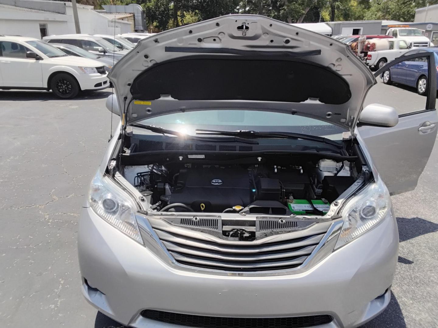 2014 SILVER /Beige Toyota Sienna XLE FWD 8-Passenger V6 (5TDYK3DC8ES) with an 3.5L V6 EFI DOHC 24V engine, 5-Speed Automatic transmission, located at 6112 N Florida Avenue, Tampa, FL, 33604, (888) 521-5131, 27.954929, -82.459534 - $499 DOWN PLUS TAX & TAG. - Photo#8
