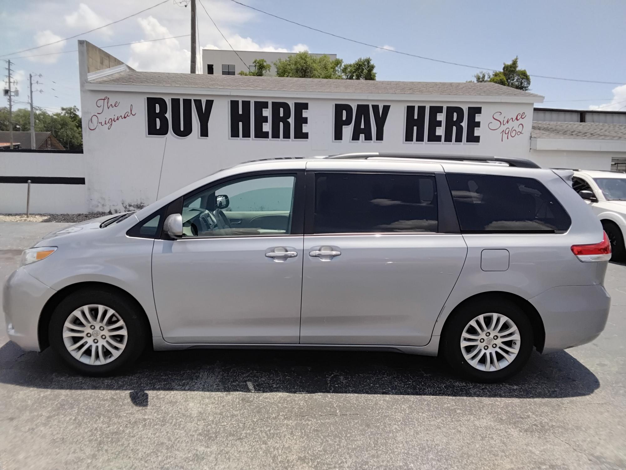 photo of 2014 Toyota Sienna XLE FWD 8-Passenger V6